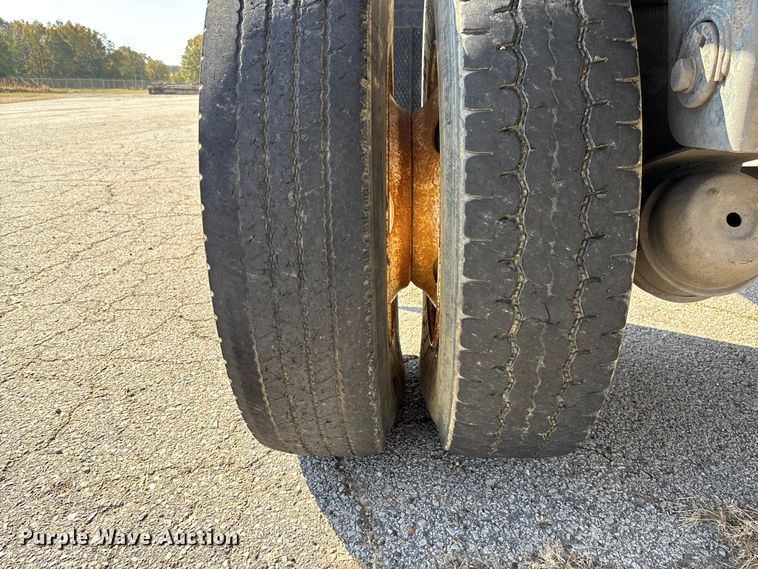 image for item EV3322 1996 Ravens Metal Products 1748A83 flatbed trailer