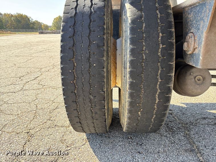 image for item EV3322 1996 Ravens Metal Products 1748A83 flatbed trailer