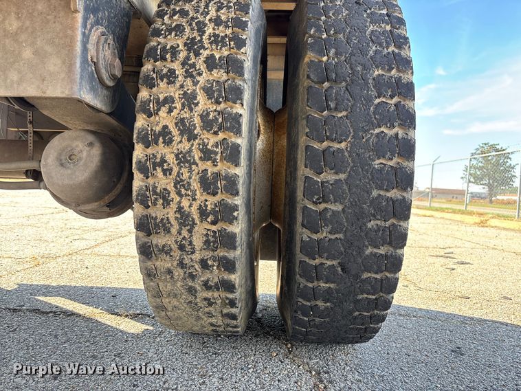 image for item EV3322 1996 Ravens Metal Products 1748A83 flatbed trailer