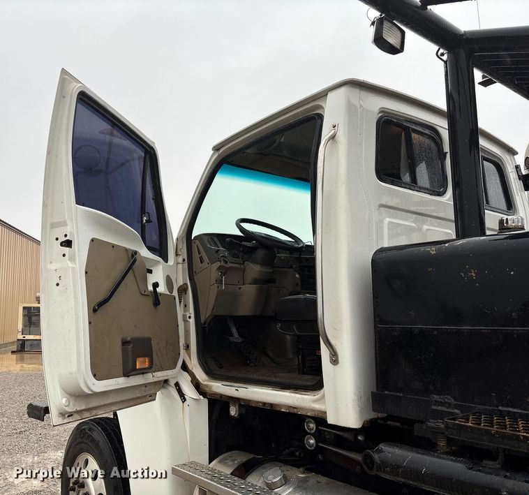 image for item EV3355 2006 Sterling Truck L9500 Series winch truck