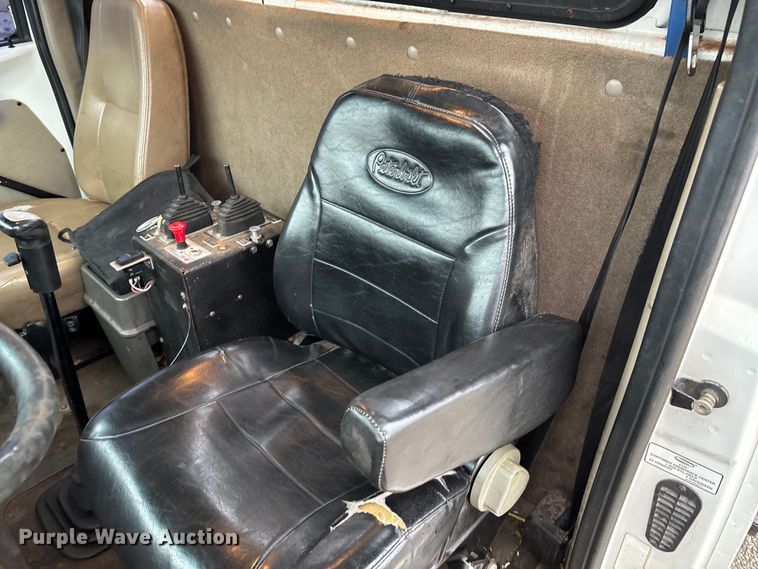 image for item EV3355 2006 Sterling Truck L9500 Series winch truck