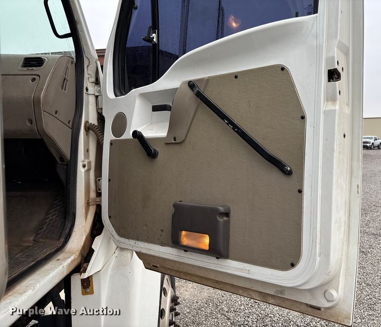 image for item EV3355 2006 Sterling Truck L9500 Series winch truck