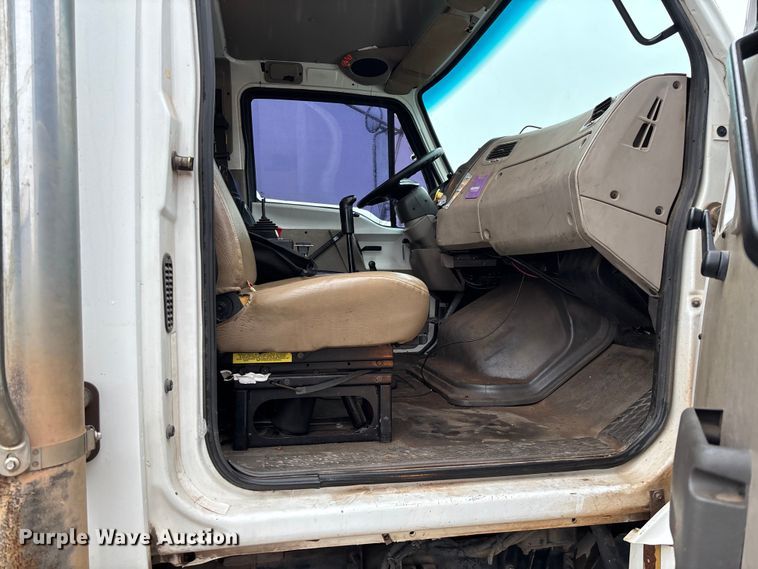 image for item EV3355 2006 Sterling Truck L9500 Series winch truck