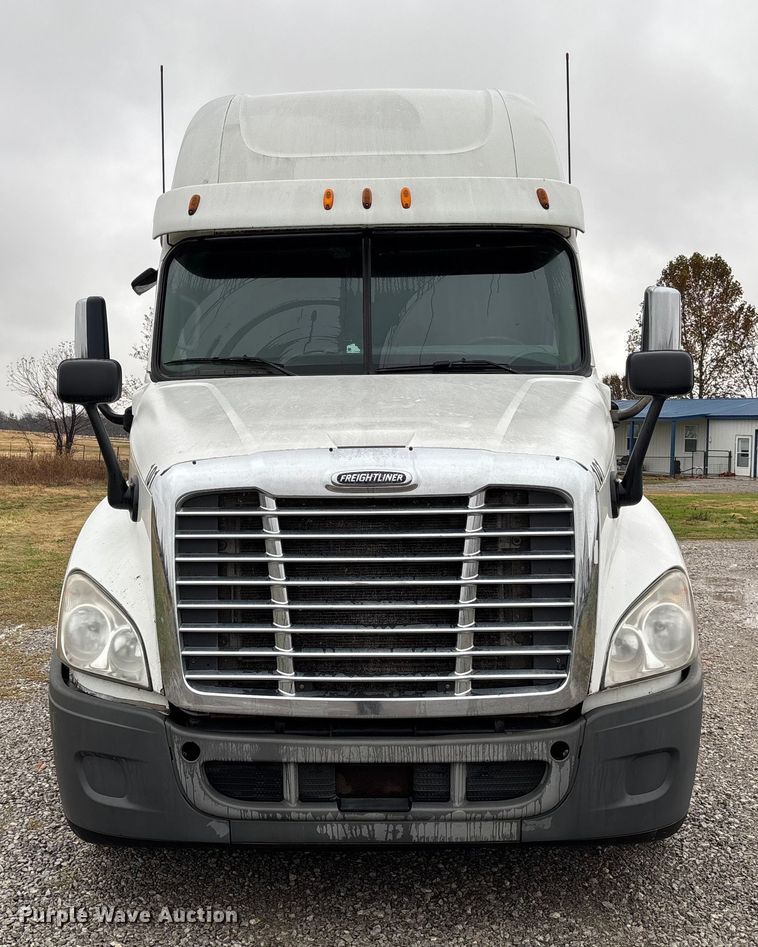 image for item EV3367 2013 Freightliner Cascadia 125 semi truck