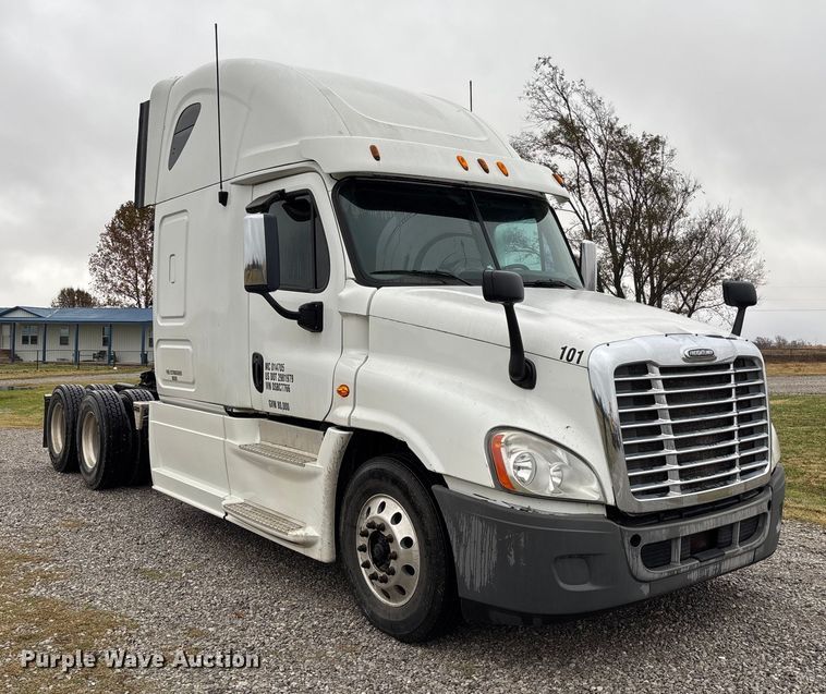 image for item EV3367 2013 Freightliner Cascadia 125 semi truck