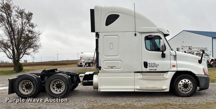 image for item EV3367 2013 Freightliner Cascadia 125 semi truck