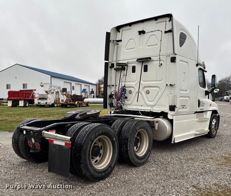 image for item EV3367 2013 Freightliner Cascadia 125 semi truck