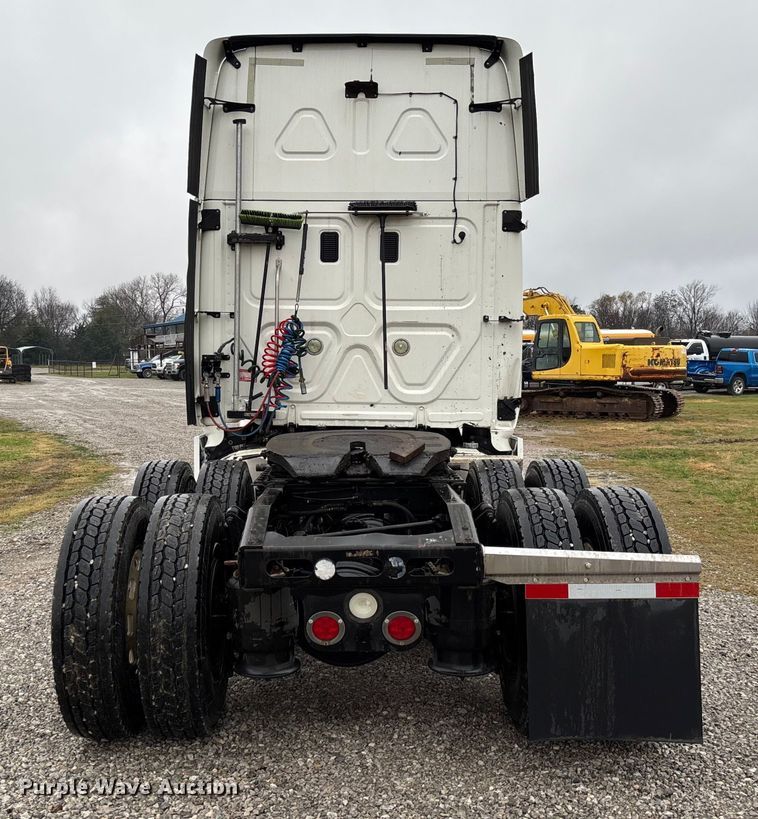 image for item EV3367 2013 Freightliner Cascadia 125 semi truck