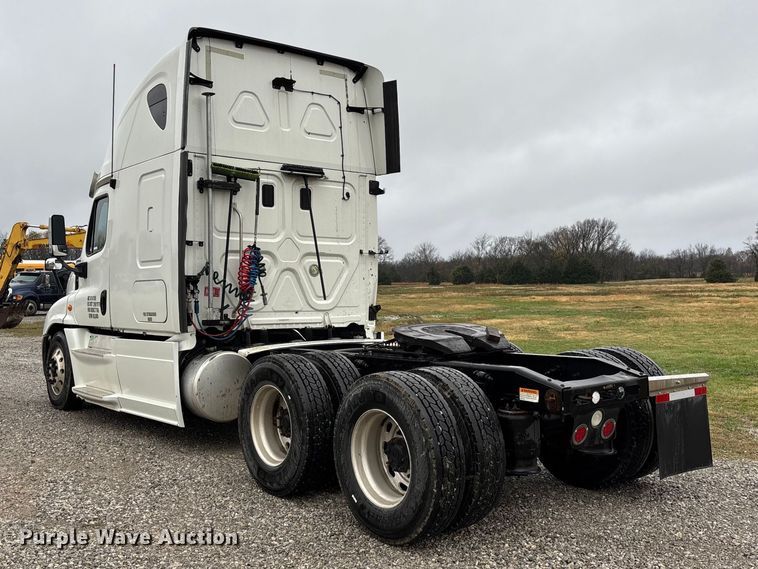 image for item EV3367 2013 Freightliner Cascadia 125 semi truck