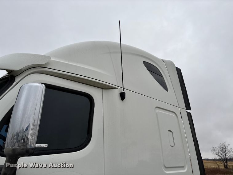 image for item EV3367 2013 Freightliner Cascadia 125 semi truck