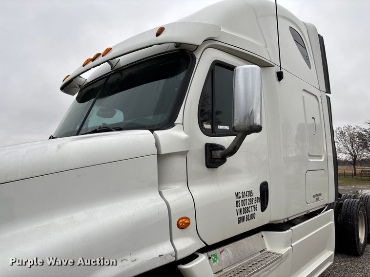 image for item EV3367 2013 Freightliner Cascadia 125 semi truck