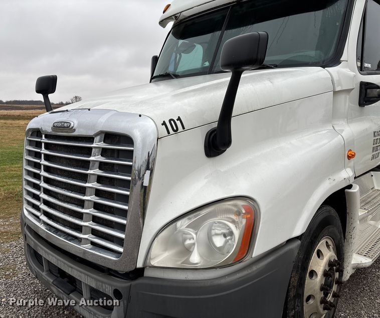 image for item EV3367 2013 Freightliner Cascadia 125 semi truck