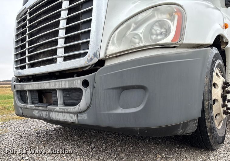image for item EV3367 2013 Freightliner Cascadia 125 semi truck