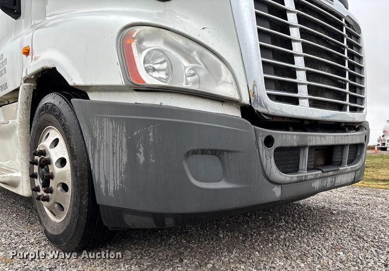 image for item EV3367 2013 Freightliner Cascadia 125 semi truck