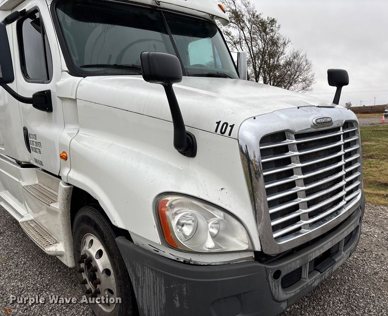 image for item EV3367 2013 Freightliner Cascadia 125 semi truck