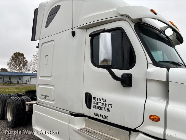 image for item EV3367 2013 Freightliner Cascadia 125 semi truck