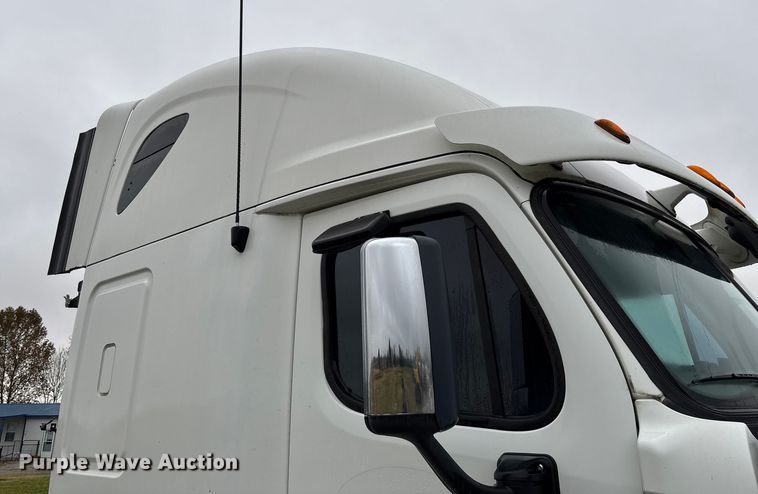 image for item EV3367 2013 Freightliner Cascadia 125 semi truck