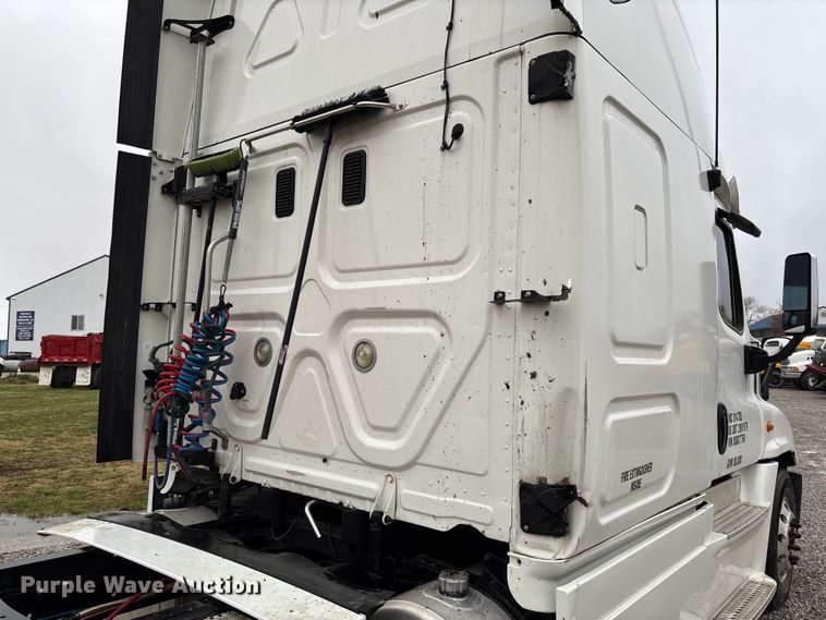 image for item EV3367 2013 Freightliner Cascadia 125 semi truck