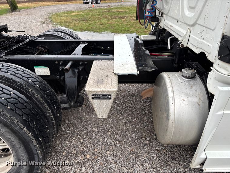 image for item EV3367 2013 Freightliner Cascadia 125 semi truck