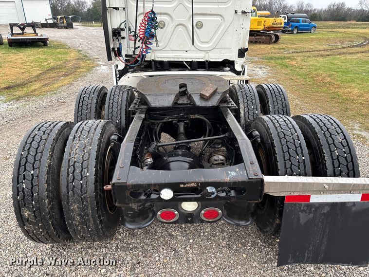 image for item EV3367 2013 Freightliner Cascadia 125 semi truck