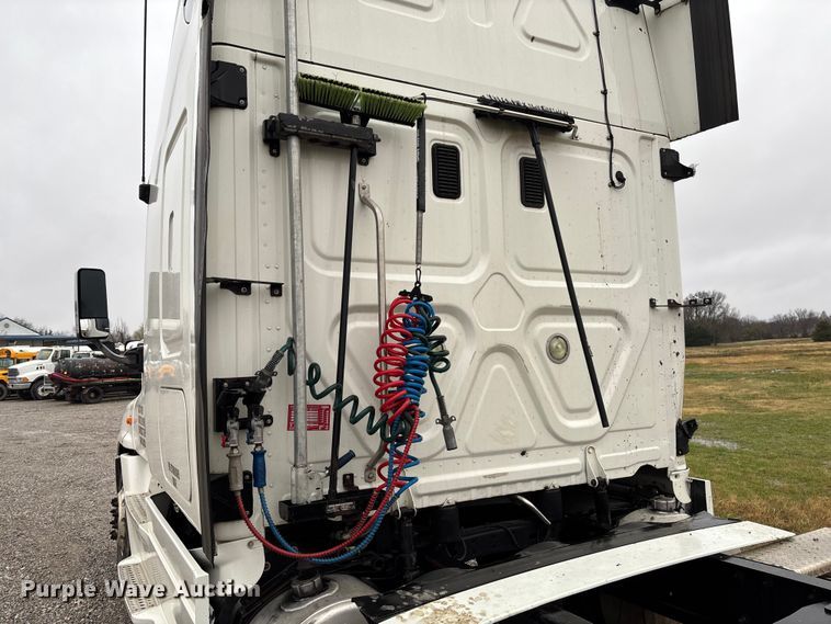 image for item EV3367 2013 Freightliner Cascadia 125 semi truck