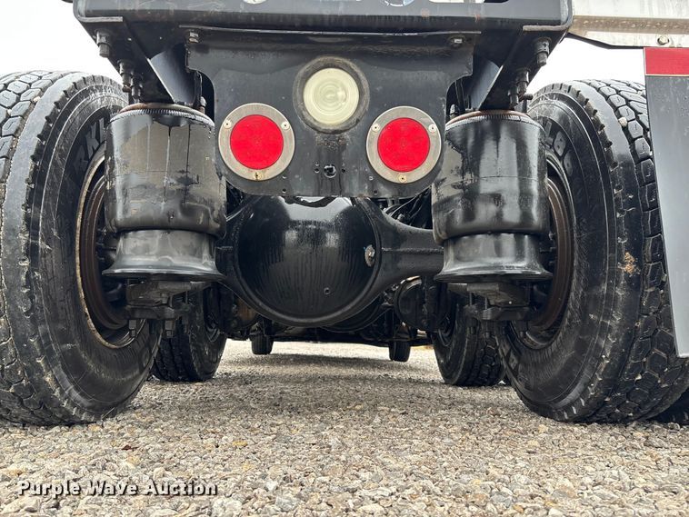 image for item EV3367 2013 Freightliner Cascadia 125 semi truck