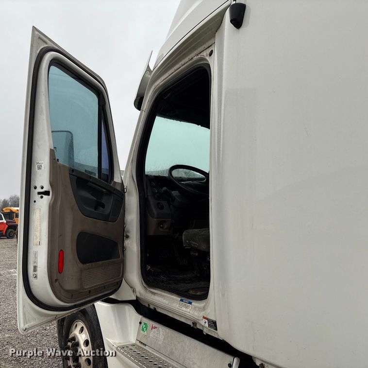 image for item EV3367 2013 Freightliner Cascadia 125 semi truck