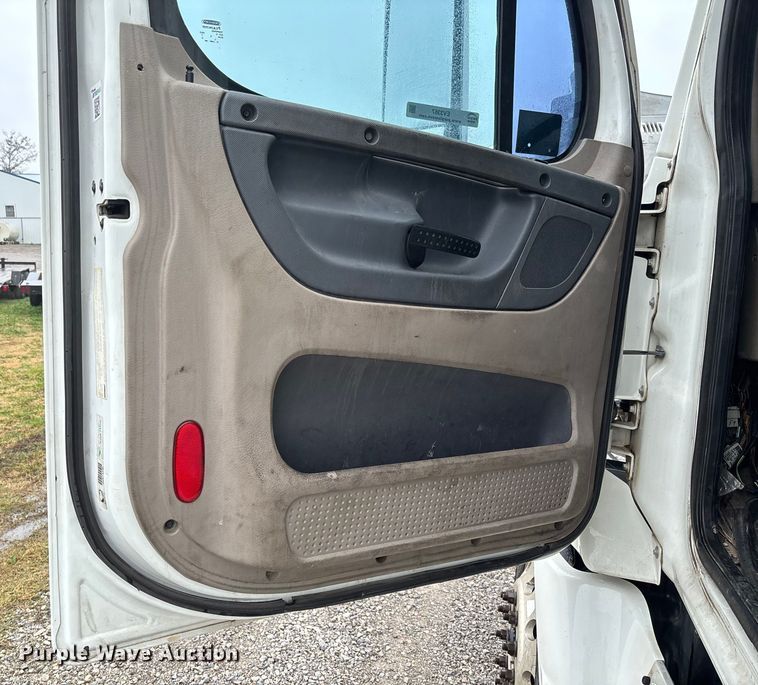 image for item EV3367 2013 Freightliner Cascadia 125 semi truck