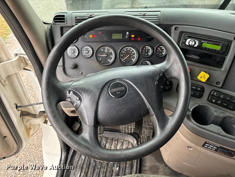 image for item EV3367 2013 Freightliner Cascadia 125 semi truck