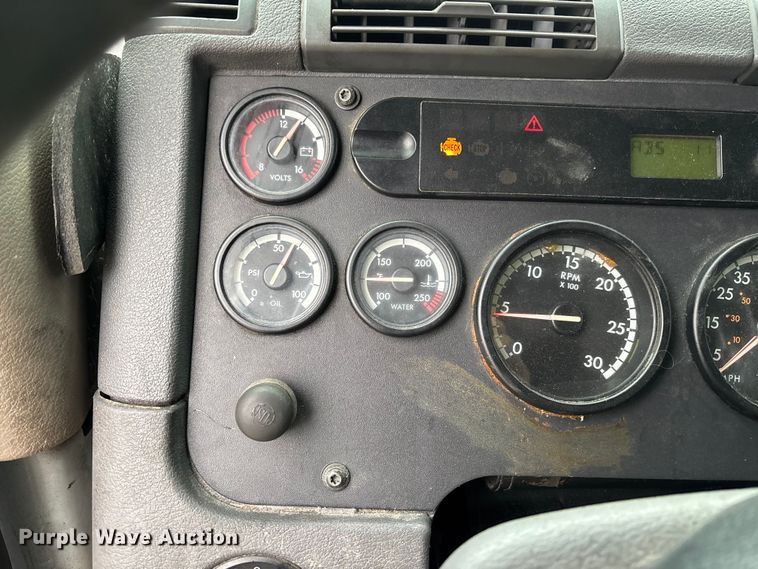 image for item EV3367 2013 Freightliner Cascadia 125 semi truck