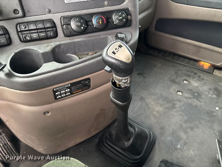 image for item EV3367 2013 Freightliner Cascadia 125 semi truck