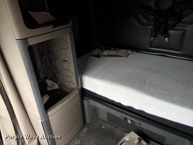 image for item EV3367 2013 Freightliner Cascadia 125 semi truck