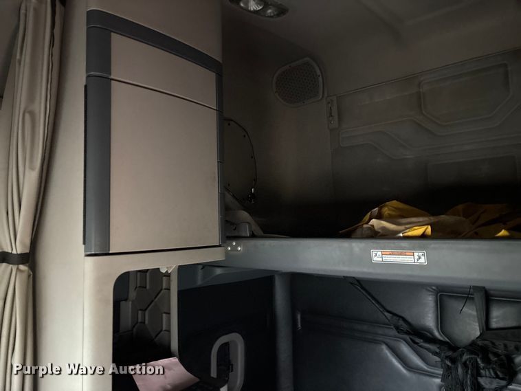 image for item EV3367 2013 Freightliner Cascadia 125 semi truck