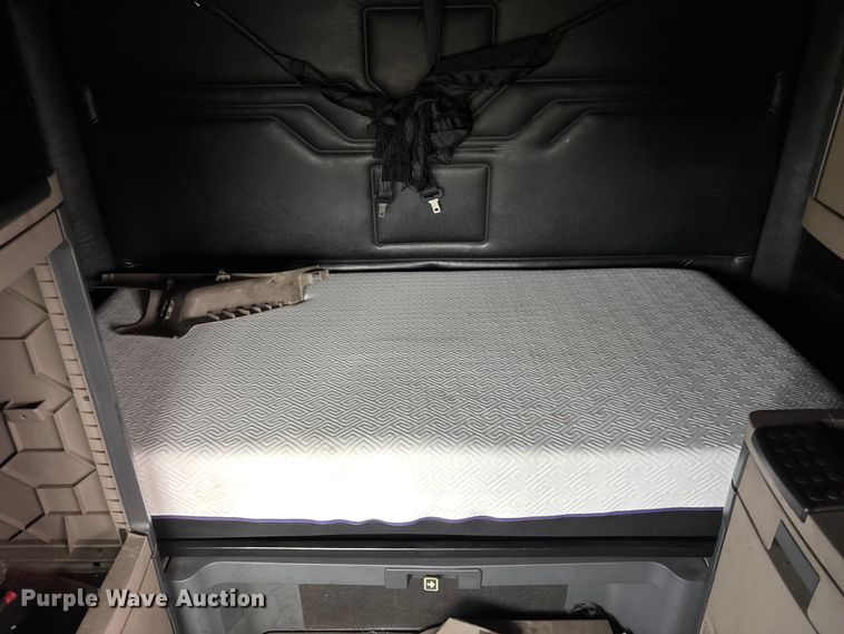 image for item EV3367 2013 Freightliner Cascadia 125 semi truck