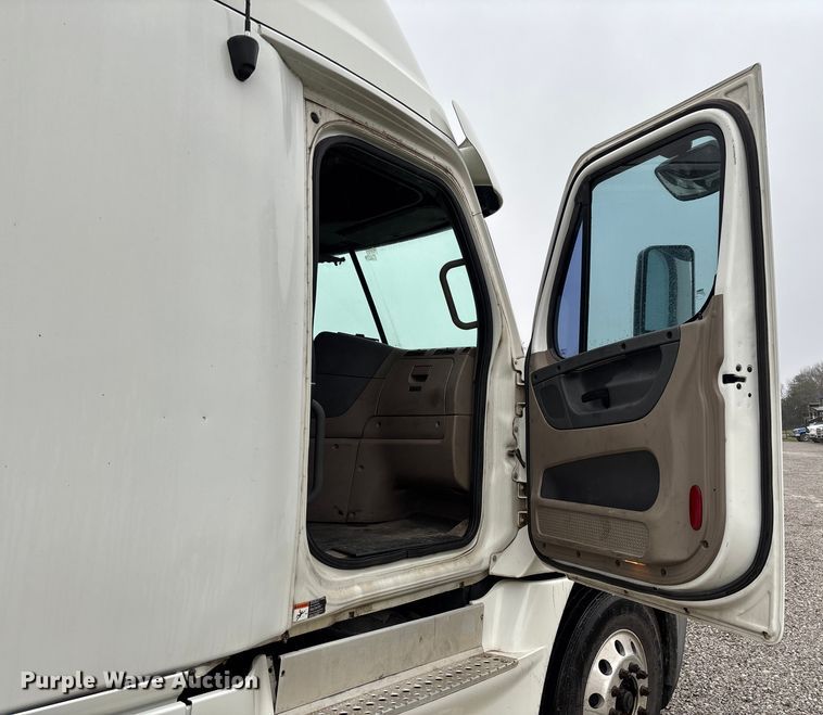 image for item EV3367 2013 Freightliner Cascadia 125 semi truck