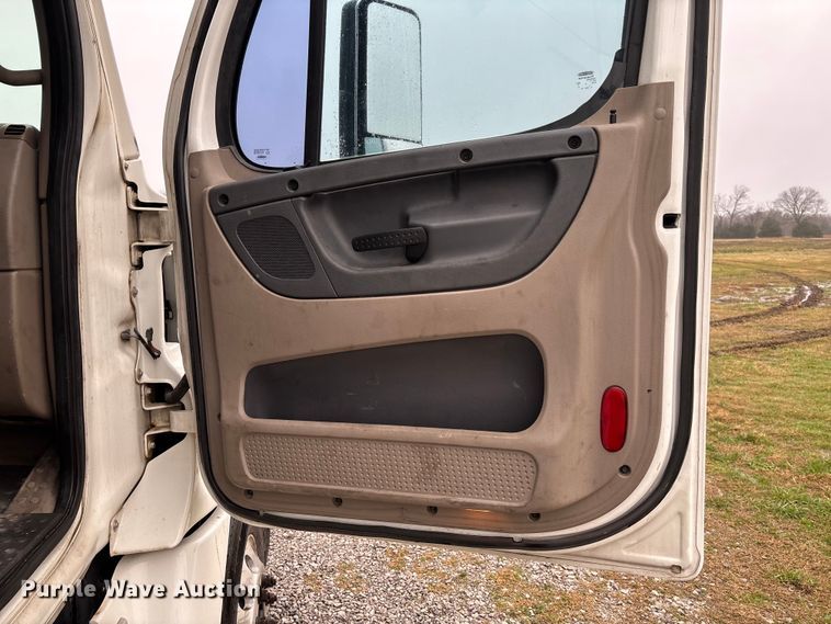 image for item EV3367 2013 Freightliner Cascadia 125 semi truck