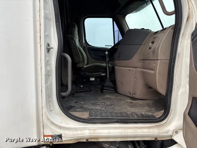 image for item EV3367 2013 Freightliner Cascadia 125 semi truck