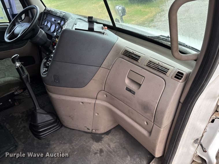 image for item EV3367 2013 Freightliner Cascadia 125 semi truck