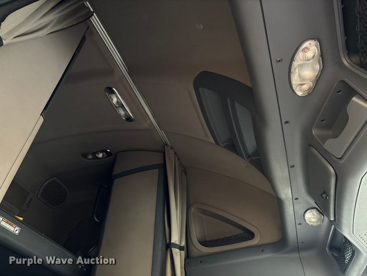 image for item EV3367 2013 Freightliner Cascadia 125 semi truck