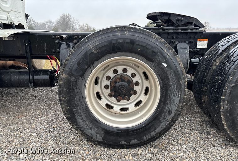 image for item EV3367 2013 Freightliner Cascadia 125 semi truck