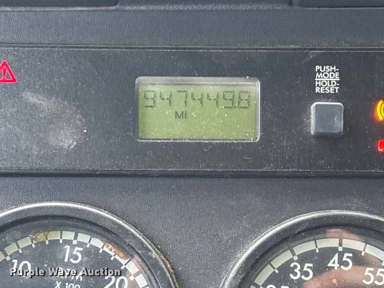 image for item EV3367 2013 Freightliner Cascadia 125 semi truck