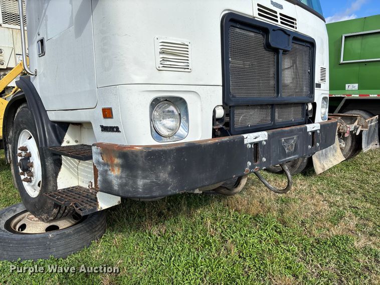 image for item EV3379 2010 Autocar Xpeditor refuse truck