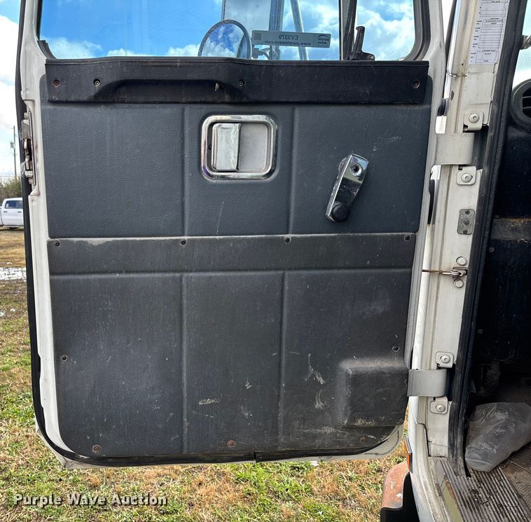 image for item EV3379 2010 Autocar Xpeditor refuse truck