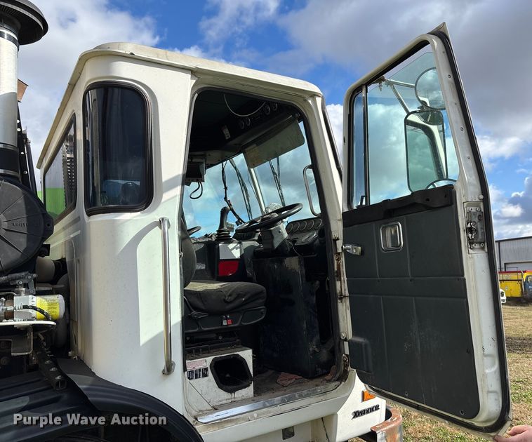 image for item EV3379 2010 Autocar Xpeditor refuse truck