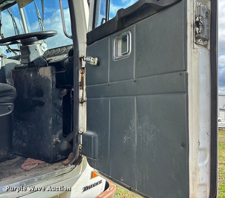 image for item EV3379 2010 Autocar Xpeditor refuse truck