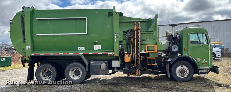 image for item EV3382 2009 Peterbilt 320 refuse truck