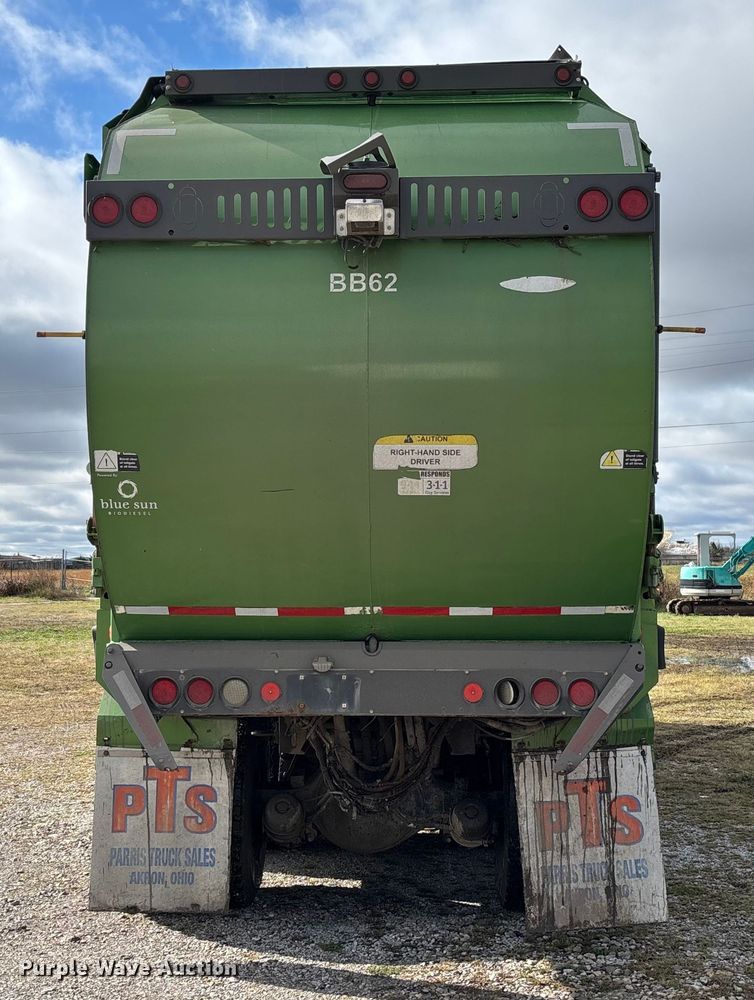 image for item EV3382 2009 Peterbilt 320 refuse truck