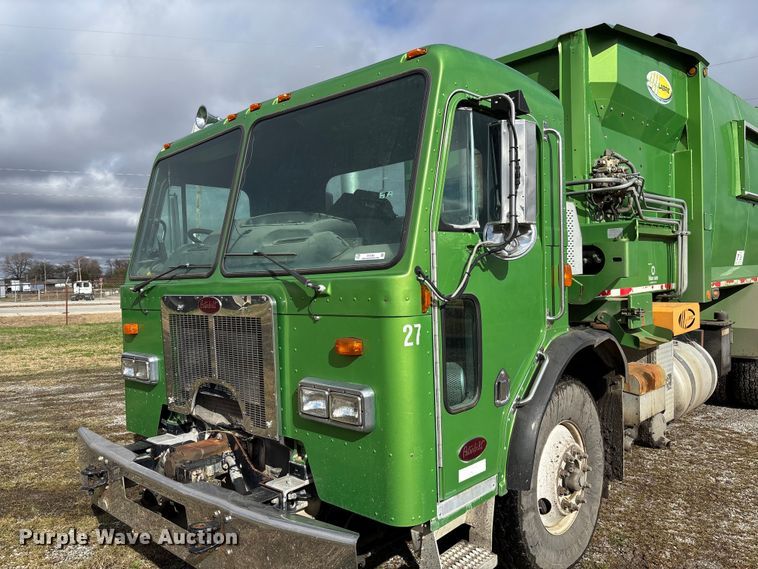 image for item EV3382 2009 Peterbilt 320 refuse truck