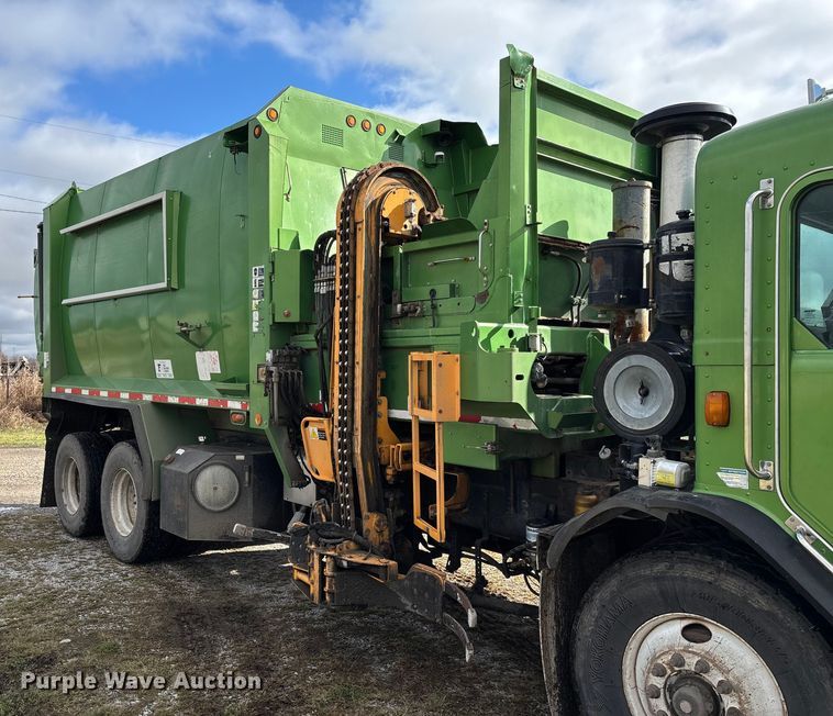 image for item EV3382 2009 Peterbilt 320 refuse truck