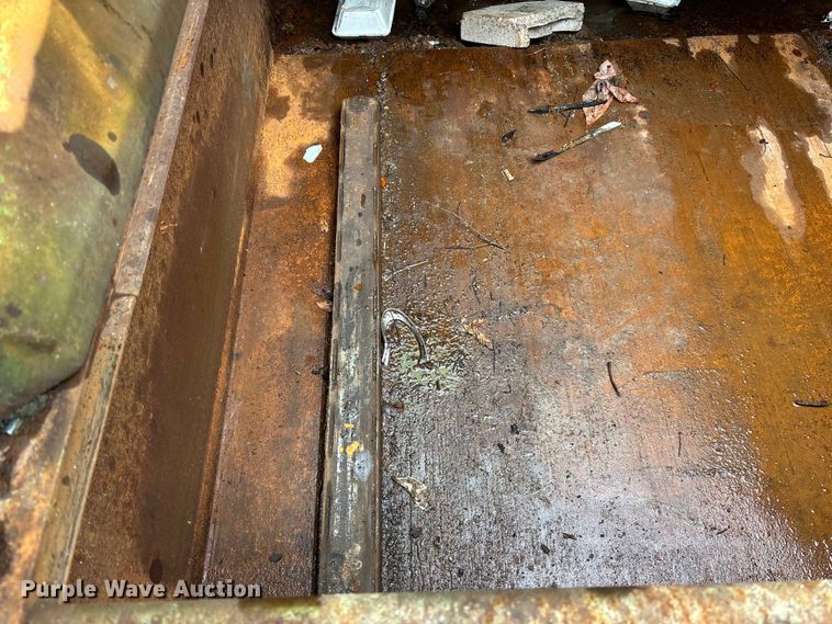 image for item EV3382 2009 Peterbilt 320 refuse truck